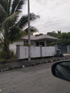 居林Creatills luxury homestay Kulim & hi-tech的白色围栏和棕榈树的房子