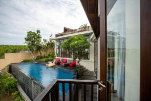 金巴兰金巴兰海景别墅的带阳台的房屋,设有游泳池