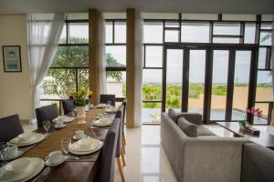 金巴兰金巴兰海景别墅的一间带桌椅和窗户的用餐室