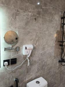 延布قمة راحتي للشقق المخدومة Qimat Rahaity SERVICED APARTMENTS的浴室设有白色的卫生间和镜子