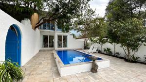 卡尔贾特Kairos Iris & Theos的房屋前的游泳池