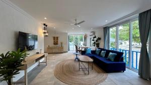 卡尔贾特Kairos Iris & Theos的客厅配有蓝色的沙发和桌子
