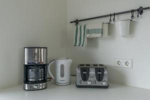米湖沃加尔旅行服务旅馆的厨房配有咖啡机和烤面包机