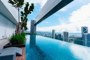 吉隆坡Royce KLCC Kuala Lumpur City Centre by Dormeo Destinations的一座位于建筑屋顶的游泳池,享有美景
