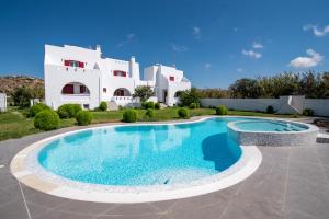 布拉卡Depis Edem luxury villas naxos的别墅前设有游泳池