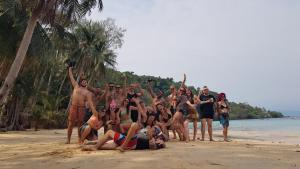 象岛自由之家民宿的一群人在海滩上拍照