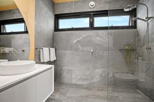 圣海伦斯Tasman Holiday Parks - St Helens的一间带水槽和玻璃淋浴的浴室