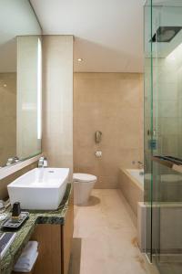 首尔首尔万豪行政公寓的一间带水槽、卫生间和淋浴的浴室