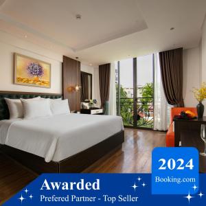 河内Bendecir Hotel & Spa的酒店客房设有一张床和一个阳台。