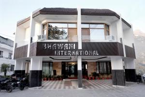 格德拉Hotel Bhawani International的停在前面的摩托车建筑