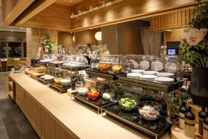丰桥市Dormy Inn Express Toyohashi的餐厅内展示的自助餐点