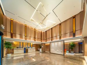 合肥合肥自贸区智选假日酒店的一个带木镶板的办公大厅和一个大型走廊