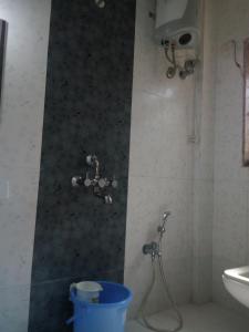 BhogweGovindaashram的带淋浴和桶的浴室
