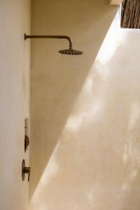 乌鲁瓦图Lulu's Villas的带淋浴的浴室(带白色墙壁)
