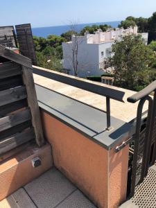 罗列特海岸Sunny apartment Sa Boadella big solarium sea view的阳台上方的长凳