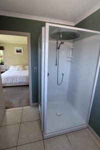 瓦纳卡Private guest room - no kitchen的带淋浴的浴室和客房内的一张床