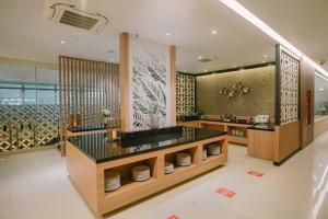 GlagahCordia Hotel Yogyakarta - Hotel Dalam Bandara的厨房配有带盘子的柜台