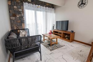 拉戈莱特Laolabaone的客厅配有电视、椅子和桌子