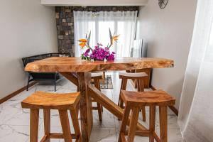 拉戈莱特Laolabaone的一张木桌,上面摆放着椅子和鲜花