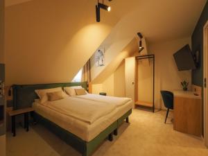 锡比乌Craft Inn - Boutique Hotel的阁楼上的卧室配有一张大床