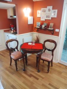 布赖特Bella Rouge Cottage的一间带桌子和两把椅子的用餐室