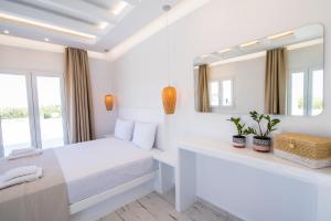 布拉卡Depis Edem private villas naxos的白色卧室配有床和镜子