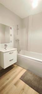 AureilhanLe Cocooning的白色的浴室设有水槽和淋浴。