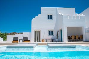 布拉卡Depis Edem private villas naxos的别墅前设有游泳池