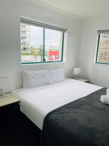 黄金海岸阿鲁巴岛海滩度假酒店的窗户客房内的一张大白色床