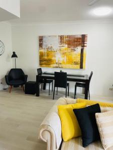 黄金海岸阿鲁巴岛海滩度假酒店的客厅配有沙发和桌子