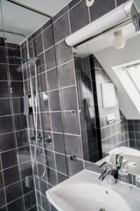 卑尔根克劳斯特哈根酒店的一间带水槽和镜子的浴室