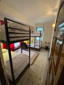甘托克Tashila Hostel的客房设有两张双层床和一张书桌。