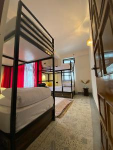 甘托克Tashila Hostel的一间卧室配有两张双层床。