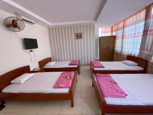 宁平Bảo Anh Hotel的带三张床和电视的客房