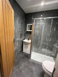 贝灵汉姆Black Bull Hotel的带淋浴和卫生间的浴室