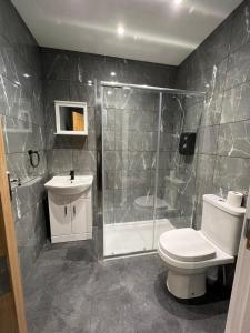 贝灵汉姆Black Bull Hotel的带淋浴、卫生间和盥洗盆的浴室