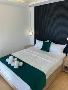 乌尔齐尼Hotel NOBEL Ulcinj的一间卧室配有一张大床和毛巾