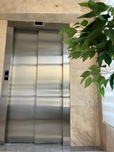 乌尔齐尼Hotel NOBEL Ulcinj的大楼的金属电梯门