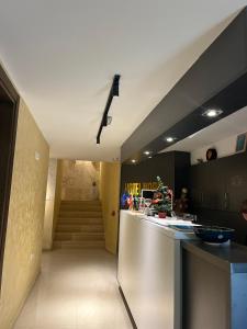 乌尔齐尼Hotel NOBEL Ulcinj的厨房配有柜台和楼梯,