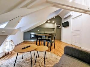 兰斯Appartement Premium dans une belle demeure - Hyper centre-ville de Reims的客厅配有沙发和桌子