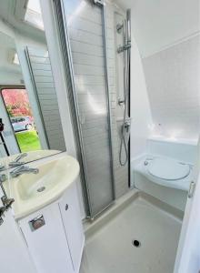 奥纲赖泽Jeanne La Caravane的带淋浴、盥洗盆和卫生间的浴室
