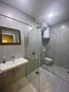 斯科普里Hotel Fama的带淋浴、盥洗盆和卫生间的浴室