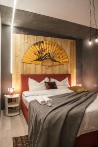 HărmanNisa Kub Residence的一间卧室配有一张大床和木制床头板