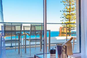 博索莱伊Luxury apartment - Sea View - Private parking的阳台配有椅子,享有海景。