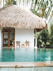 塞隆贝拉纳克Luana Lombok的一个带游泳池和两把椅子的度假胜地