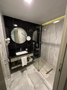 凡城The Conforium Hotel Van的一间带水槽和镜子的浴室