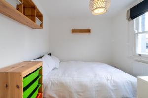 Luxury 3 Bed House in Central Wimbledon Sleeps 7客房内的一张或多张床位