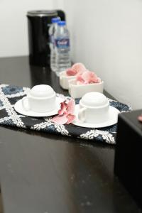 马六甲Putera Island Resort的一张桌子,配有两盘餐具和一瓶水