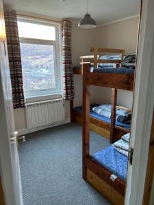 金洛赫利文西高地旅舍的客房设有两张双层床和一扇窗户。