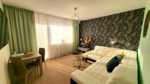 弗瓦迪斯瓦沃沃Elegante-Kameralny Aparthotel的客厅配有白色的沙发和桌子
